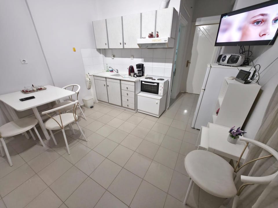 TV and multimedia, Coffee/tea facilities, Kitchen or kitchenette, Dining area, pet friendly, stove, toaster