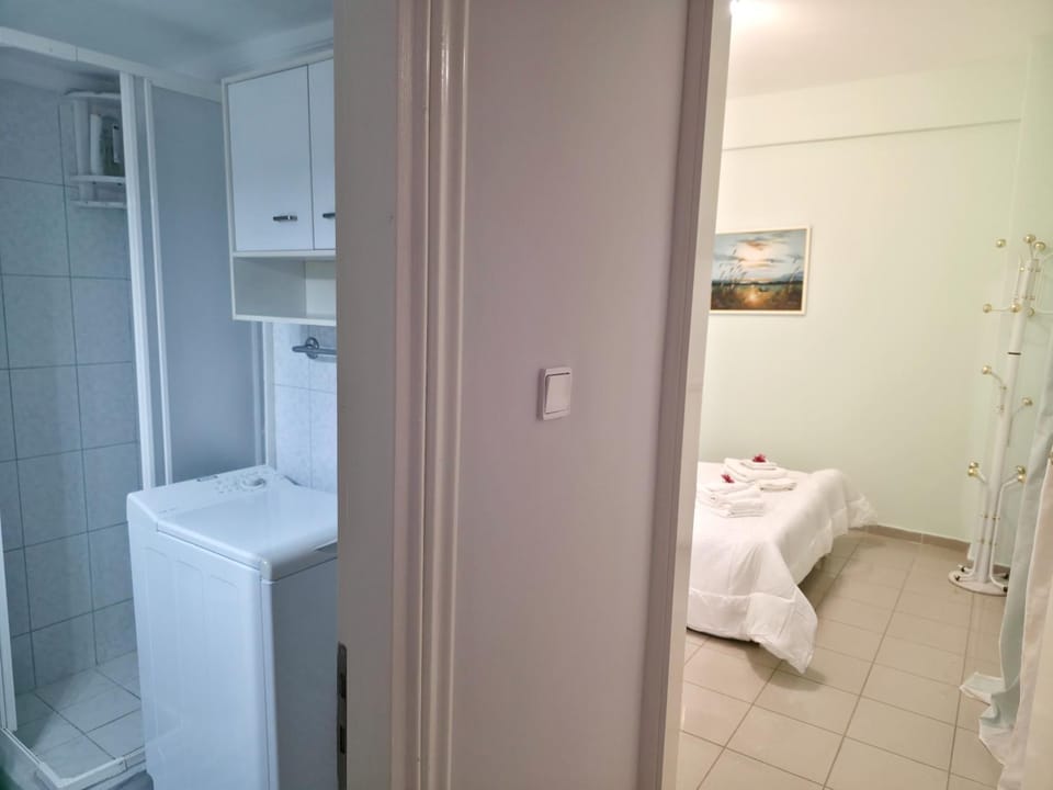 Shower, Bed, Bathroom, Bedroom, towels