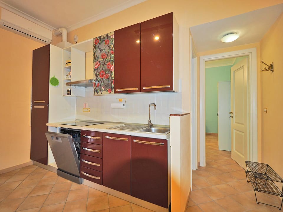 Kitchen or kitchenette, dishwasher