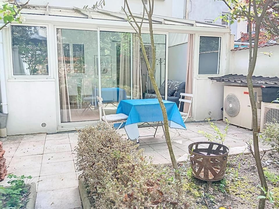 Appt F2 climatisé avec jardin face aux Thermes Apartment in Auvergne-Rhône-Alpes