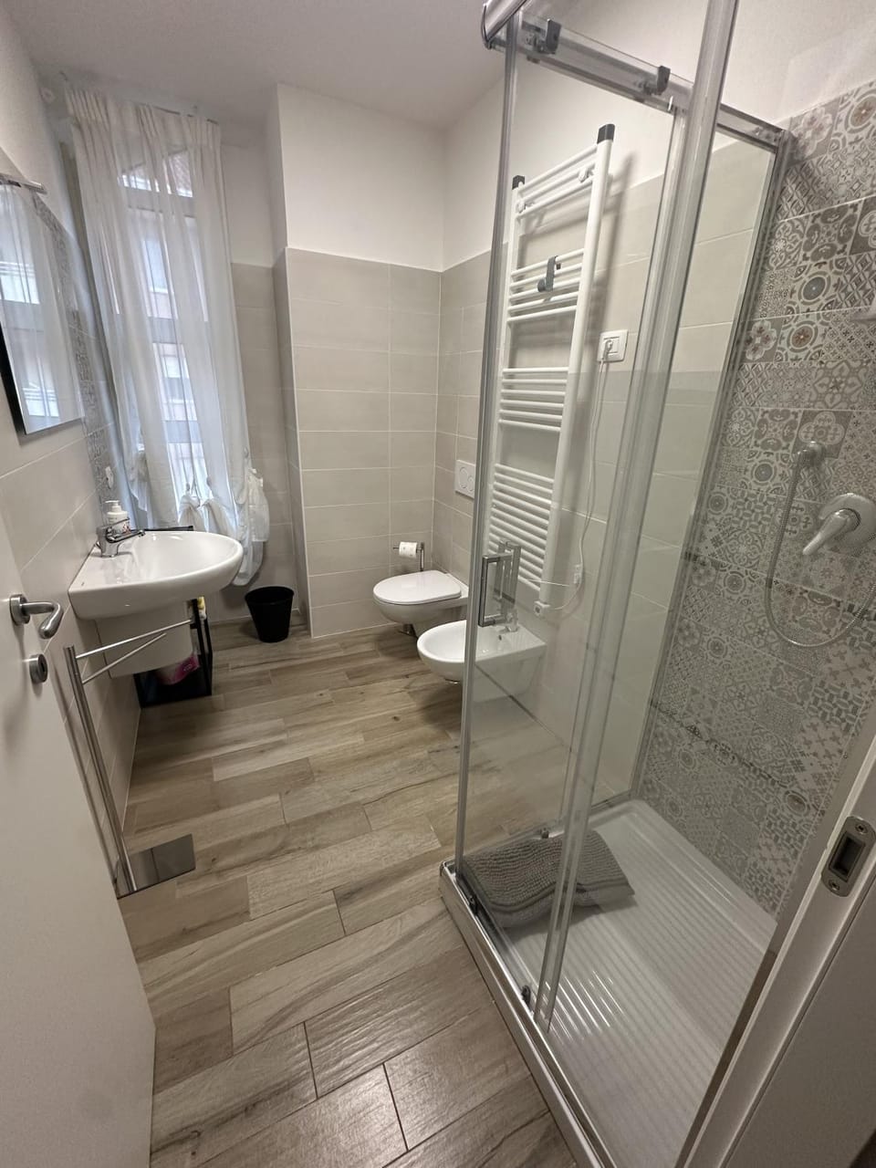 Shower, Toilet, Bathroom, bidet, towels