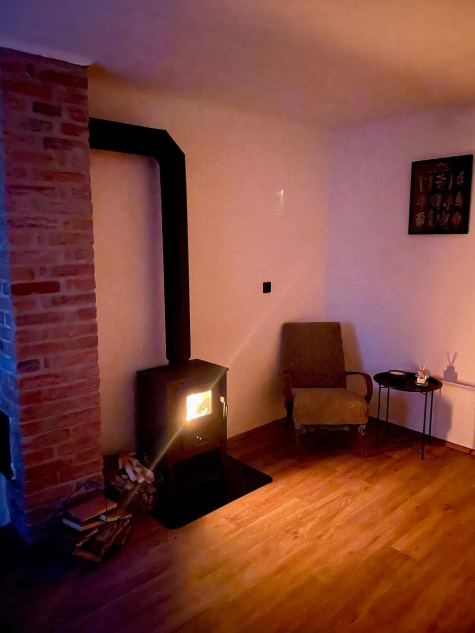 Seating area, fireplace
