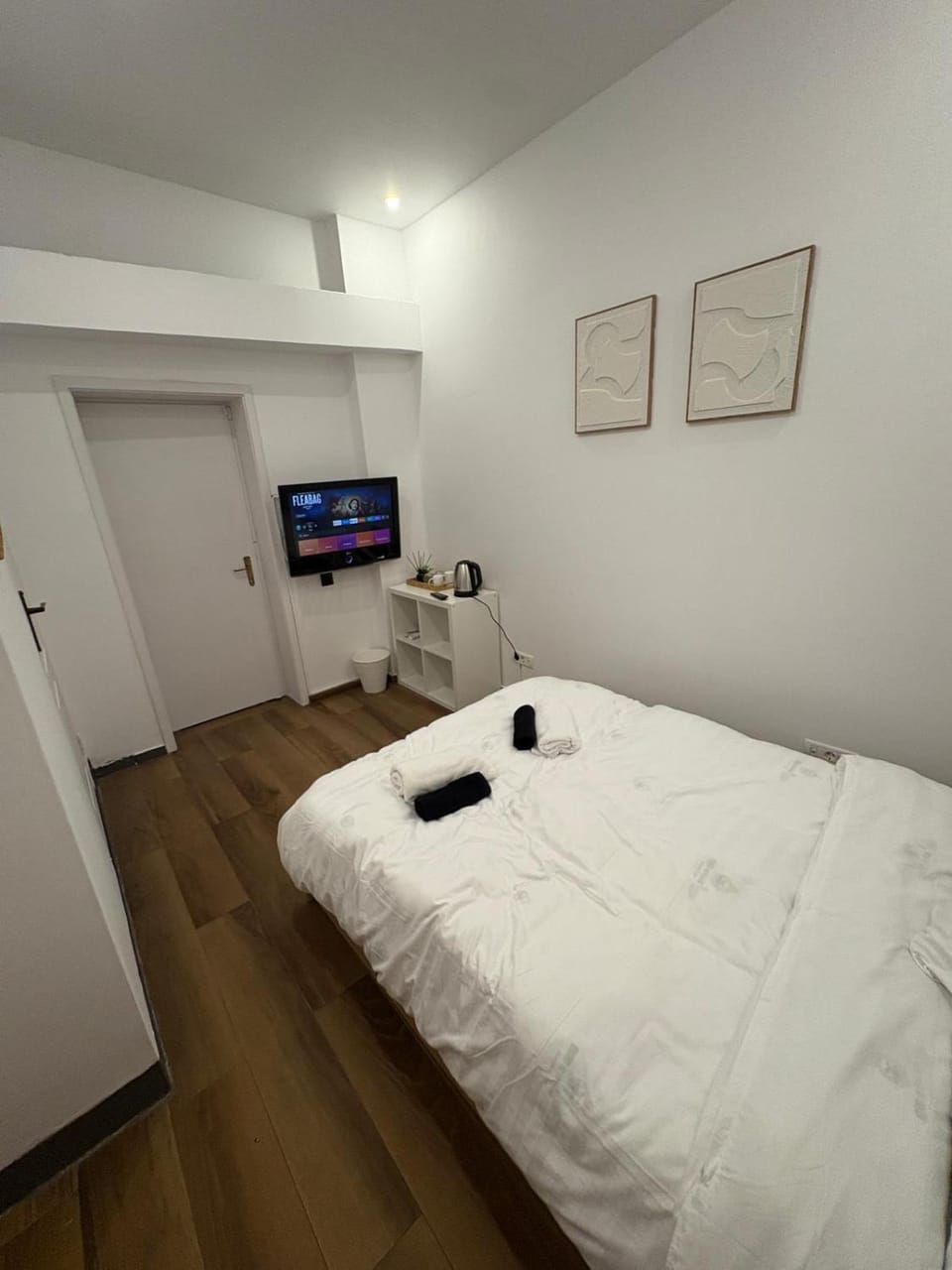 Bed, TV and multimedia, Bedroom, hair dryier, towels