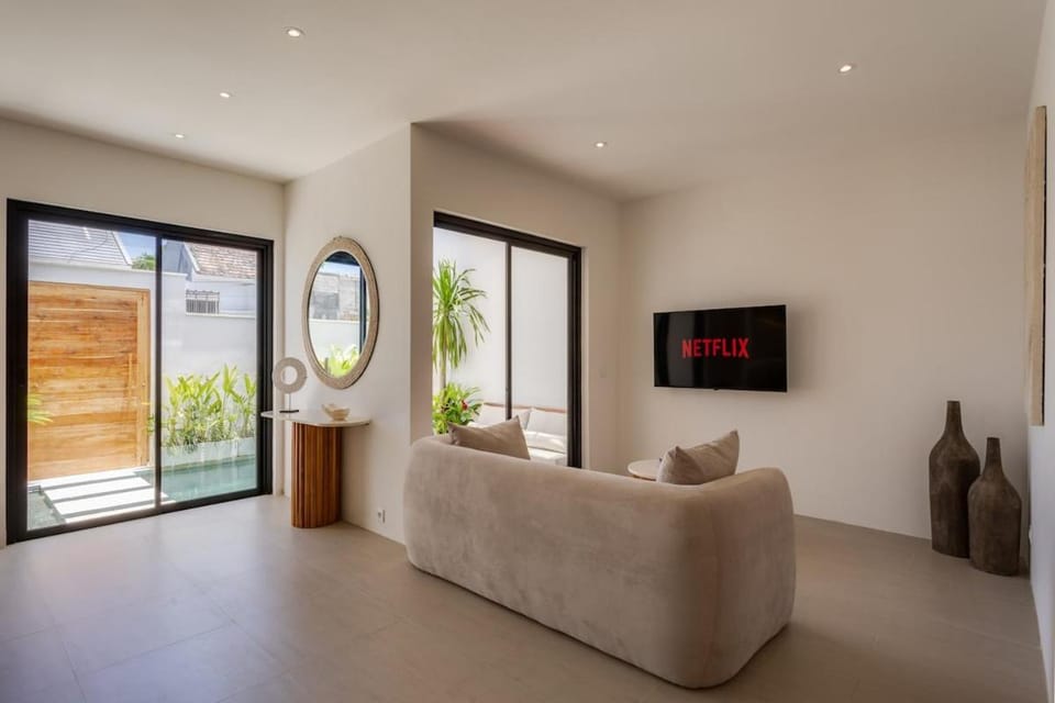 Communal lounge/ TV room, Living room, Pool view