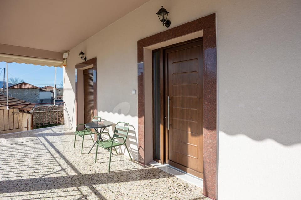 Property building, Day, Balcony/Terrace