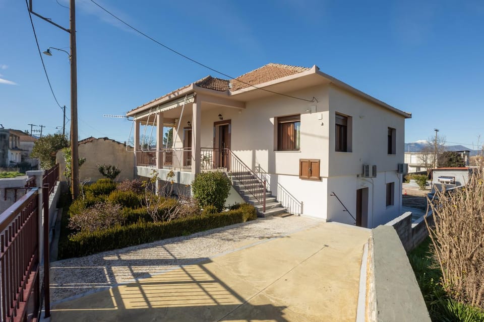 Property building, Day, Neighbourhood, Balcony/Terrace, Street view, Parking