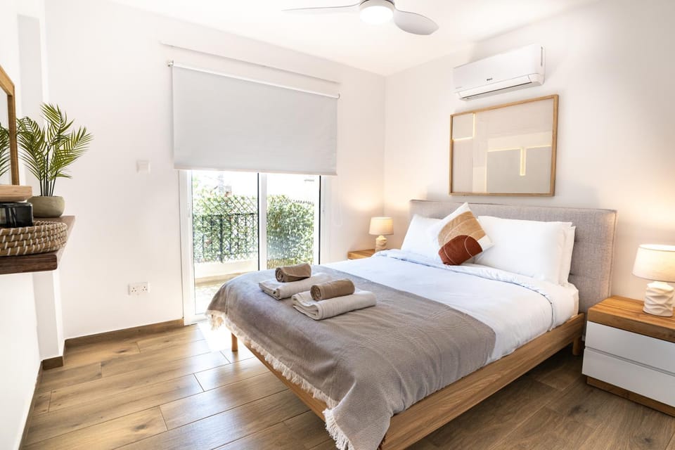 Bed, Photo of the whole room, Bedroom, towels