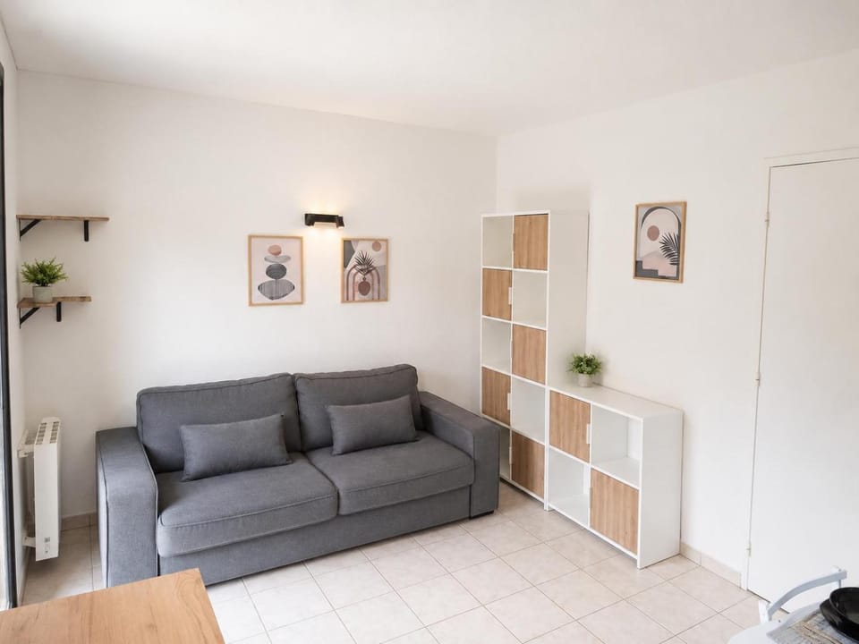 Bed, Living room, Seating area