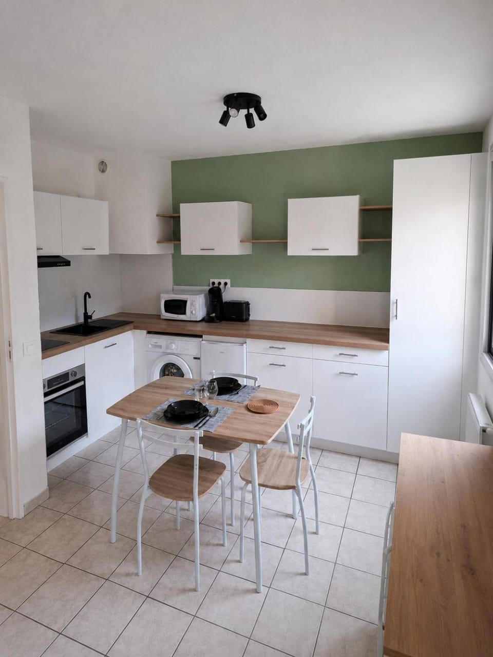 Coffee/tea facilities, Kitchen or kitchenette, Dining area, microwave, oven, pet friendly, stove, toaster, washing machine