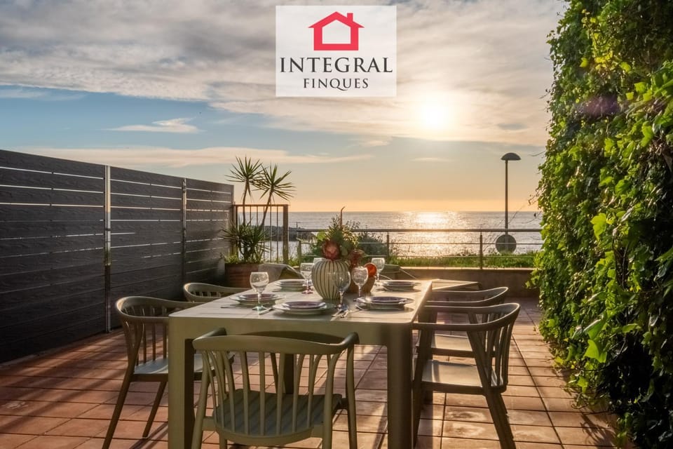Off site, Day, Balcony/Terrace, Beach, Sunrise, furniture, pet friendly