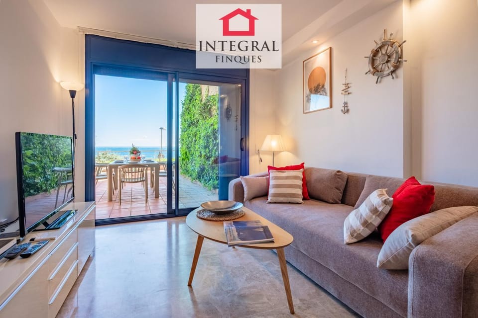 Off site, Balcony/Terrace, Living room, Photo of the whole room, internet