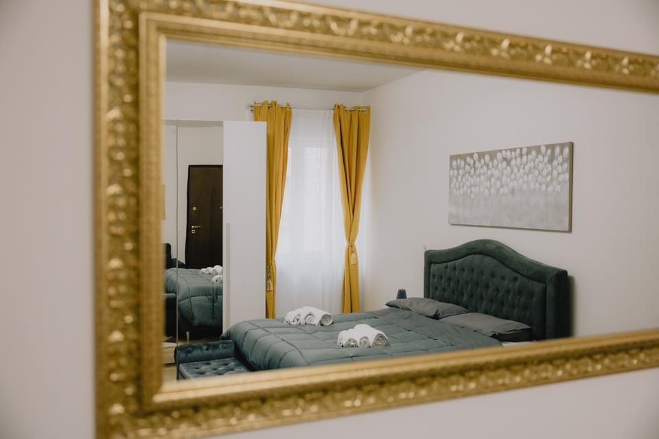 Bed, Bedroom, towels