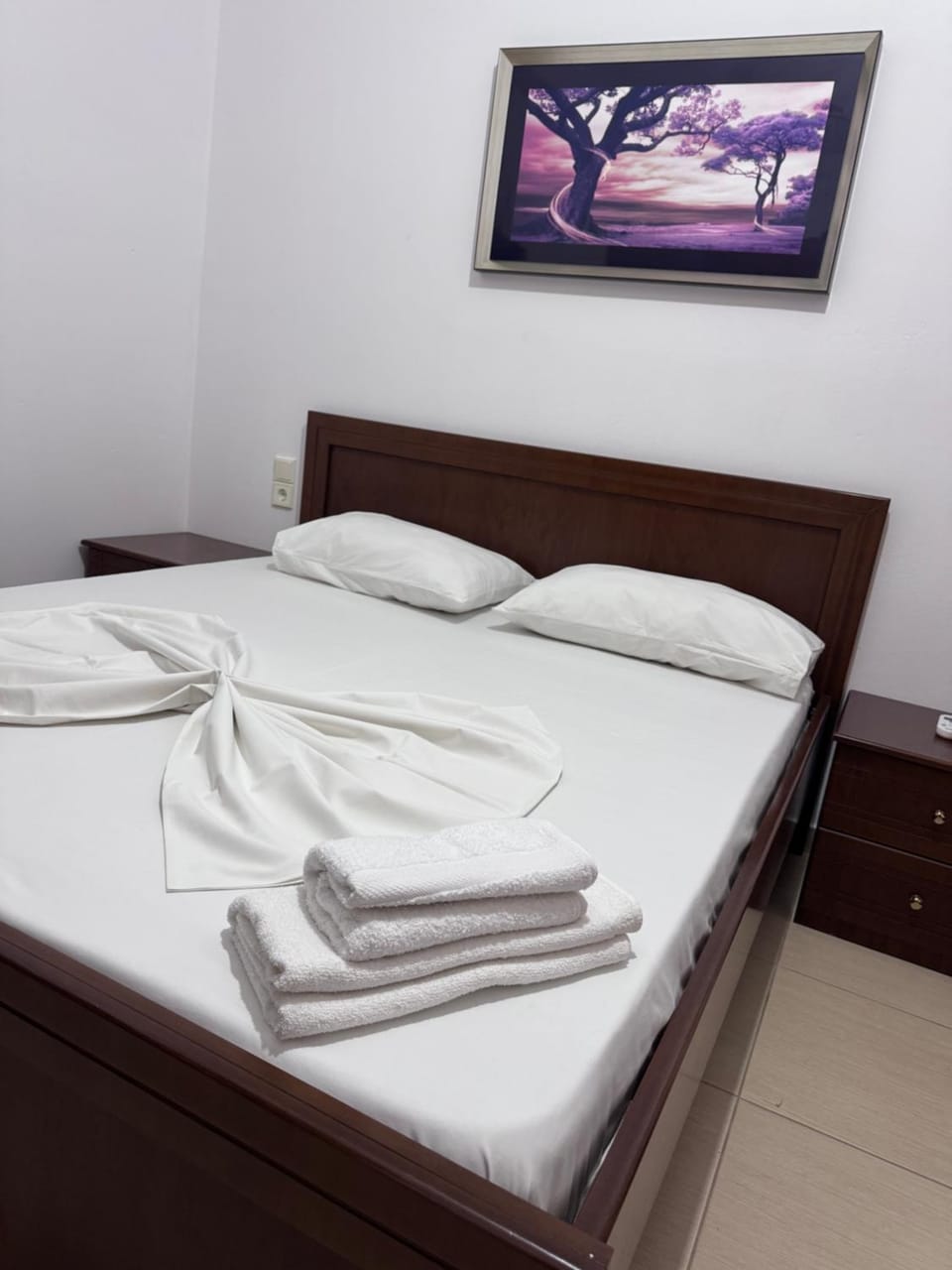 Bed, Photo of the whole room, Bedroom, towels