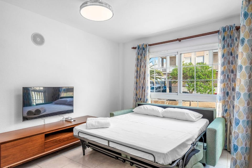 Bed, TV and multimedia, Living room