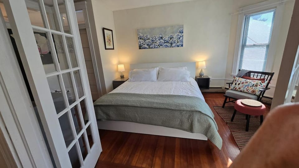 Great for couples, academics, near Harvard Apartment in Somerville