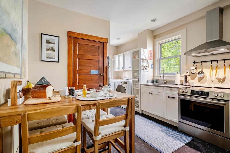Dining area, kitchen