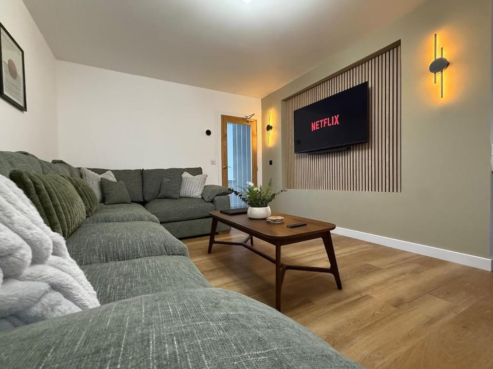 The Drapers - by Caithness Luxury Apartments NC500 - 4 Bedroom Luxury Central NC500 Apartment-Sleeps 8- Sleeps Work teams upto 4 & holiday makers upto 8 - PREFERENTIAL RATES FOR LONG STAY TRADES - CONTACT US - Apartment in Wick
