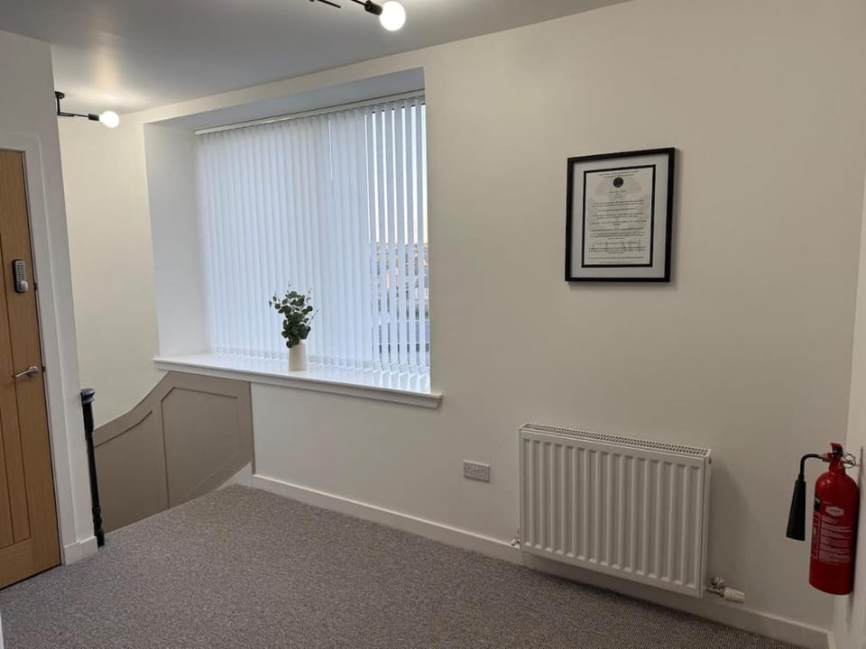 The Drapers - by Caithness Luxury Apartments NC500 - 4 Bedroom Luxury Central NC500 Apartment-Sleeps 8- Sleeps Work teams upto 4 & holiday makers upto 8 - PREFERENTIAL RATES FOR LONG STAY TRADES - CONTACT US - Apartment in Wick
