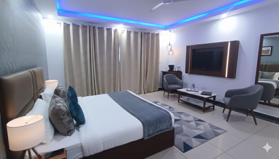 Bed, TV and multimedia, Living room, Photo of the whole room, Seating area, Bedroom