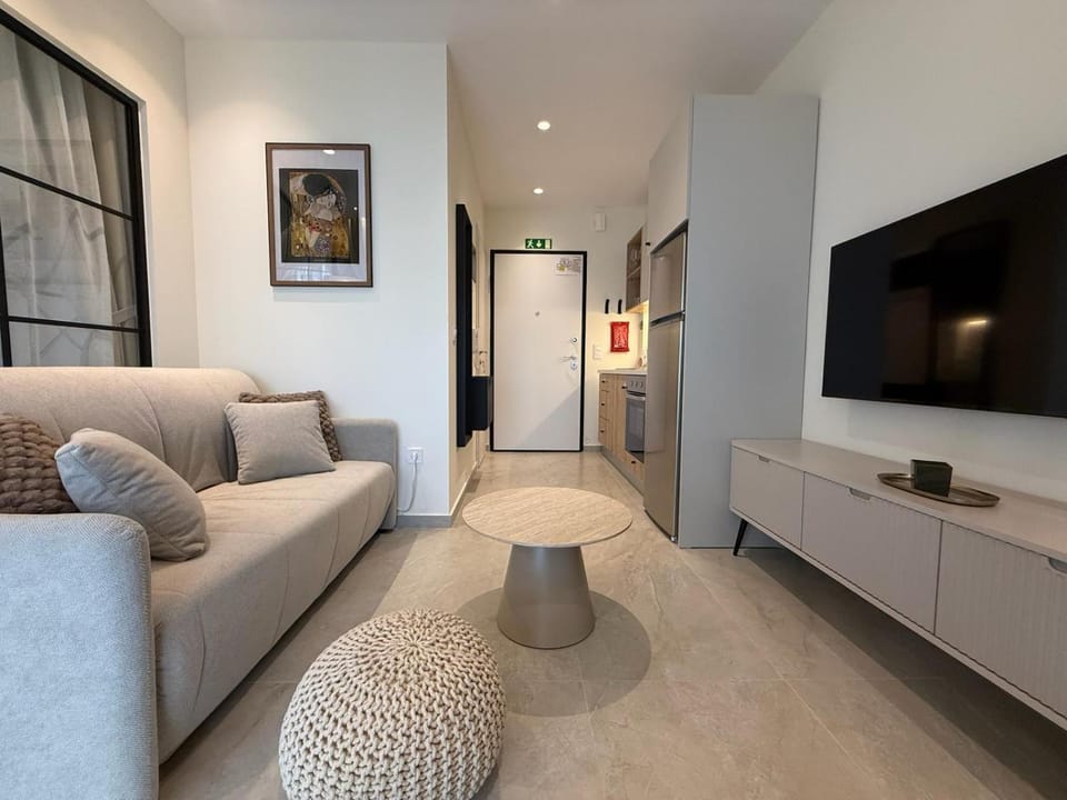 TV and multimedia, Living room, Seating area, Evening entertainment