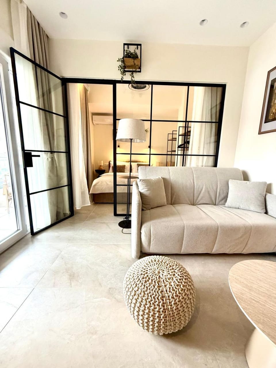 TV and multimedia, Living room, Seating area, internet, air conditioner