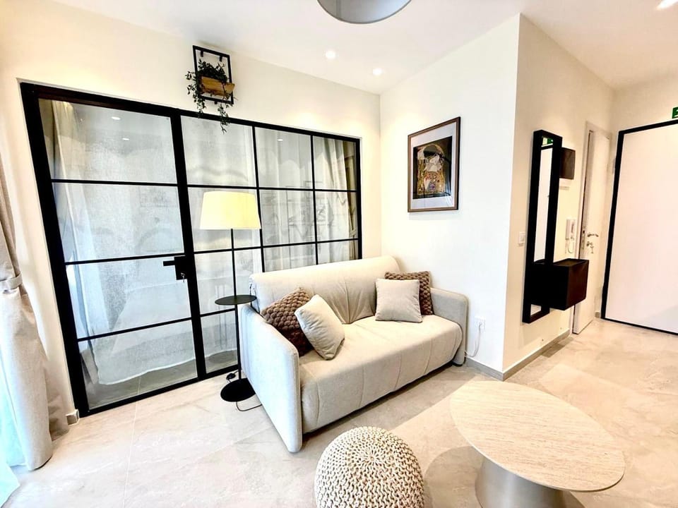 Bed, Living room, Seating area, internet, air conditioner