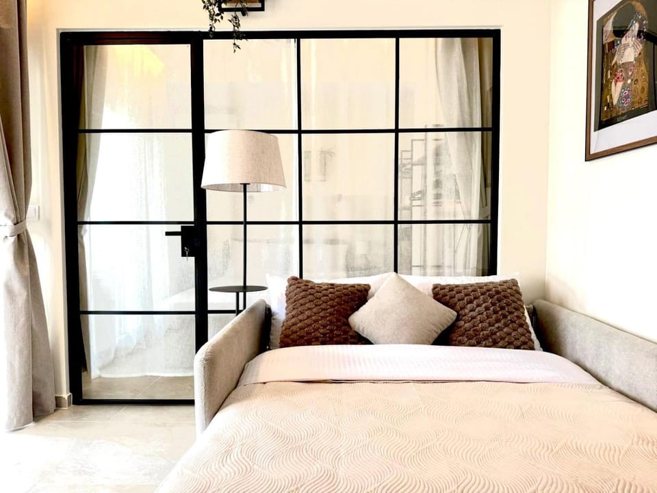 Bed, Living room, Photo of the whole room