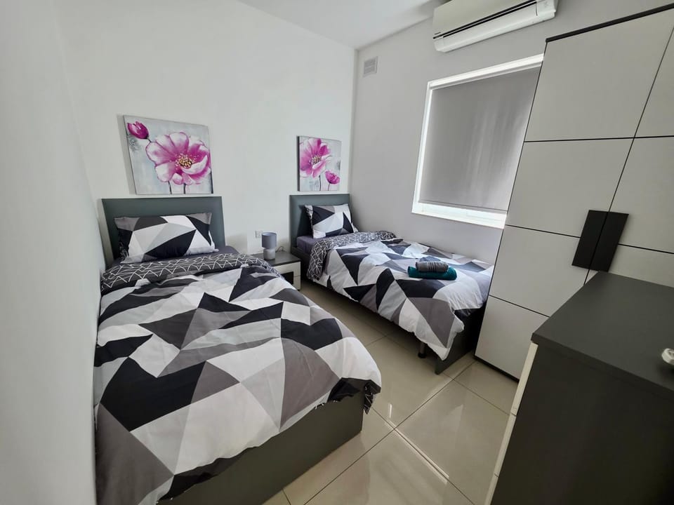 Marina, Bright Three Bedroom close to Valletta Apartment in Malta