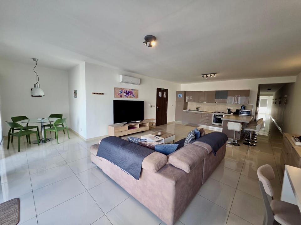 Marina, Bright Three Bedroom close to Valletta Apartment in Malta