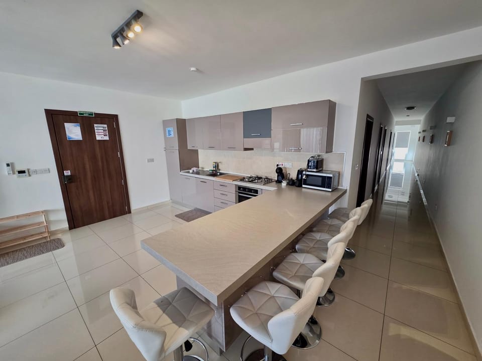 Marina, Bright Three Bedroom close to Valletta Apartment in Malta