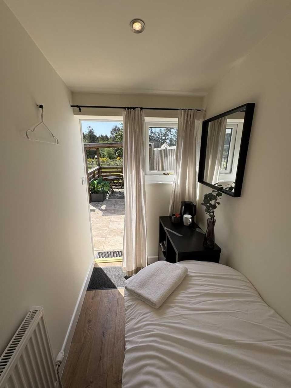 Bed, Photo of the whole room, Seating area, Bedroom