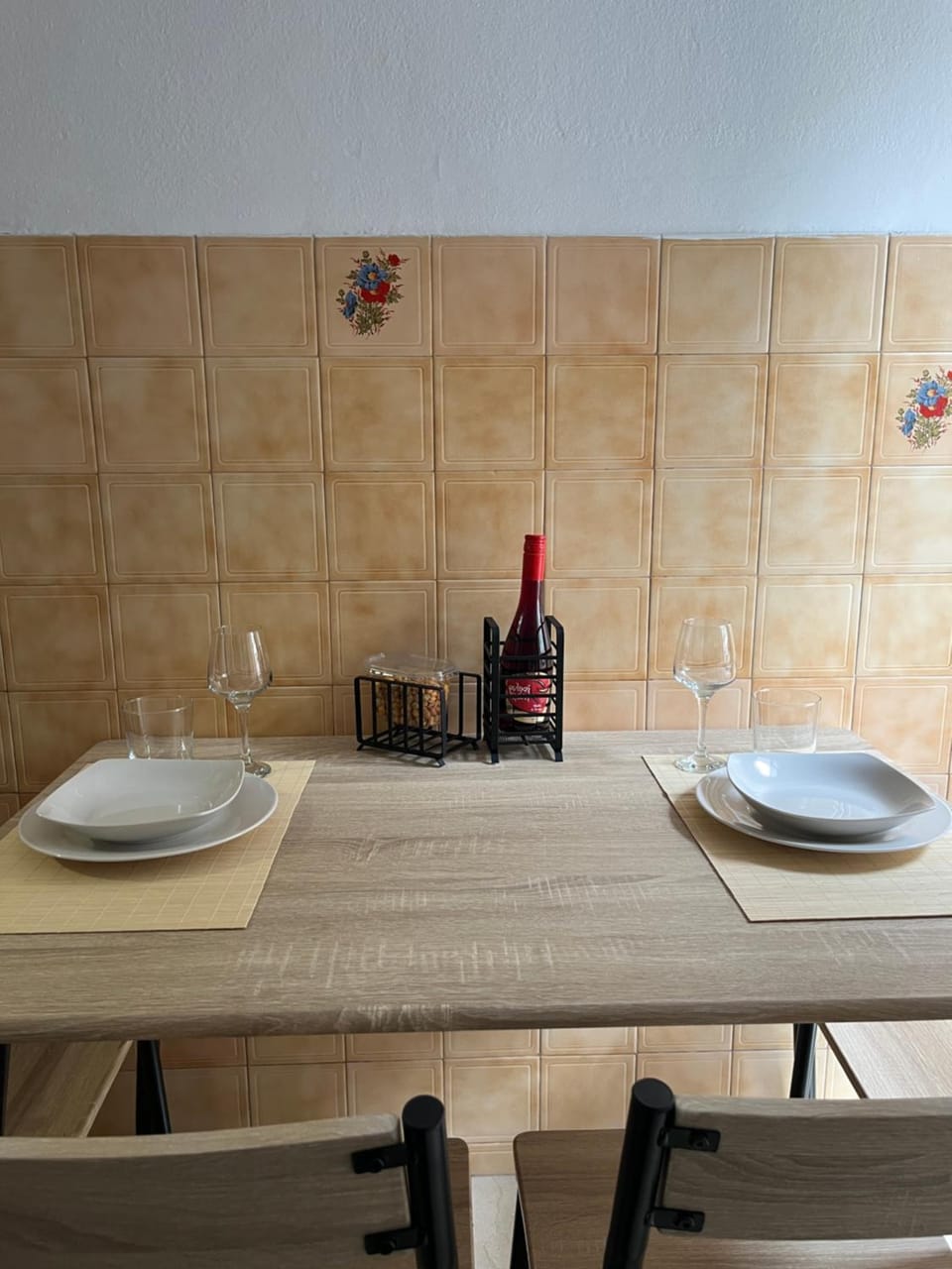 Dining area, Food, Drinks