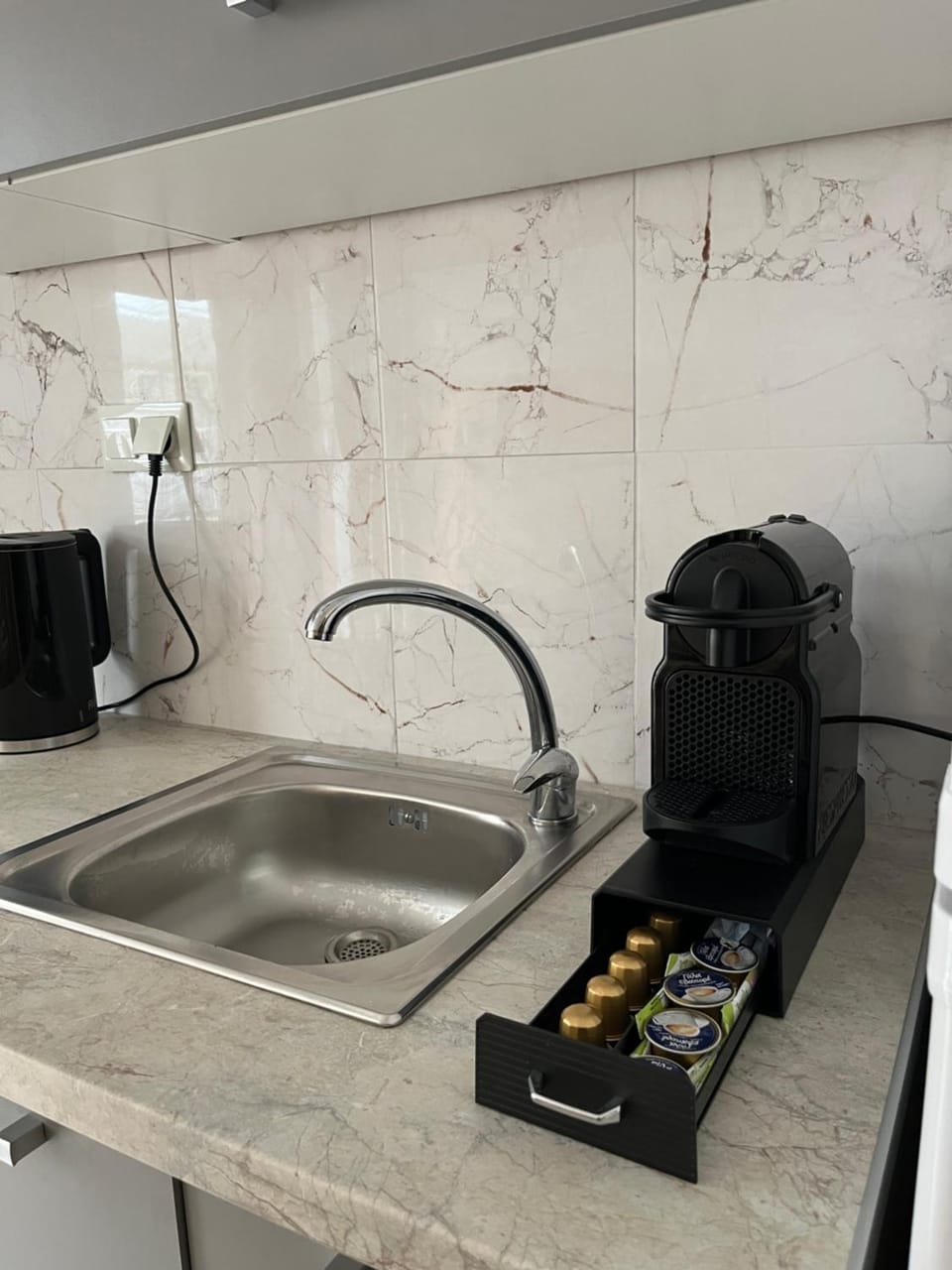 Coffee/tea facilities, Kitchen or kitchenette, kitchen