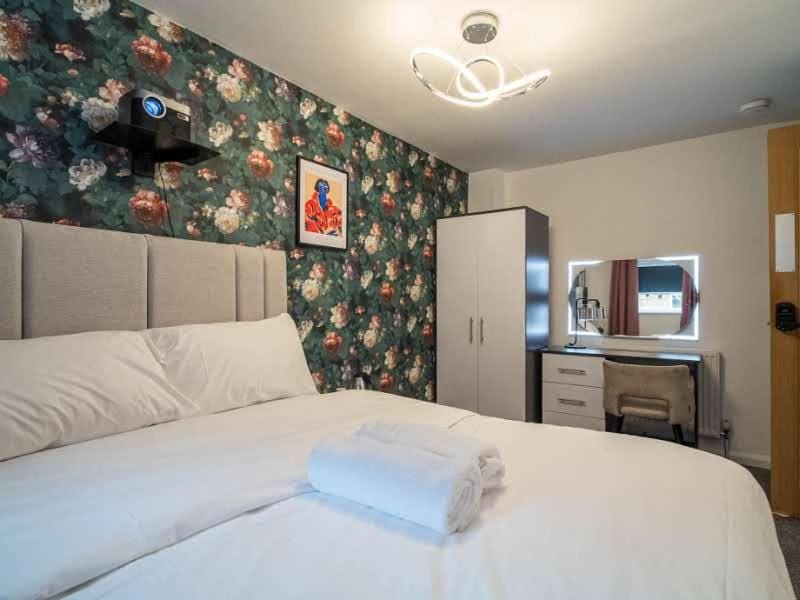 Photo of the whole room, Bedroom