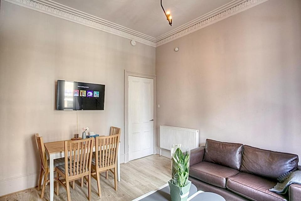 Homely 2 Bed Victorian Central West End Apartment Apartment in Glasgow