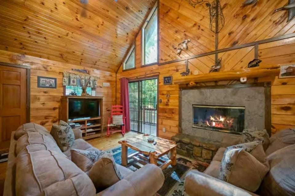 New Play in Lukfata Creek Hot Tub Fire pit House in Oklahoma