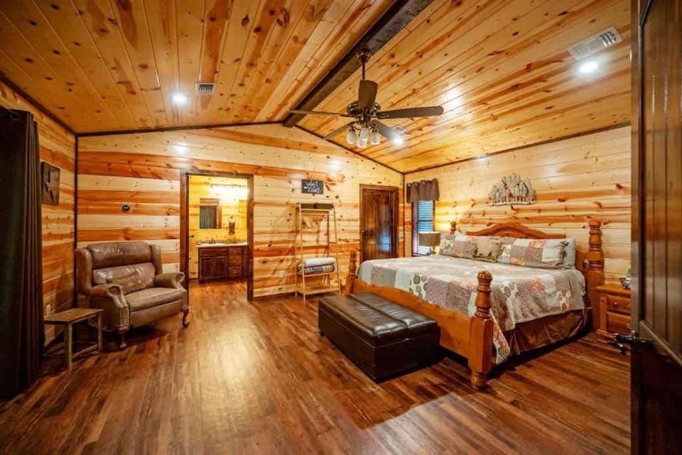 New Play in Lukfata Creek Hot Tub Fire pit House in Oklahoma