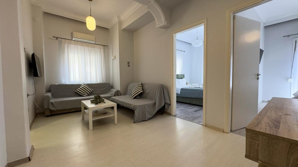 Bed, TV and multimedia, Living room, Seating area