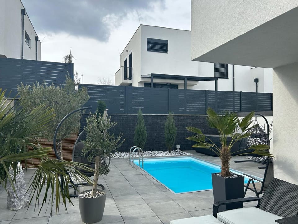Garden, Swimming pool