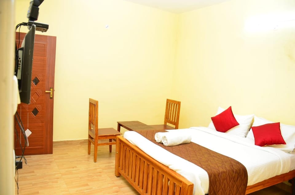 Bed, TV and multimedia, Photo of the whole room, Bedroom