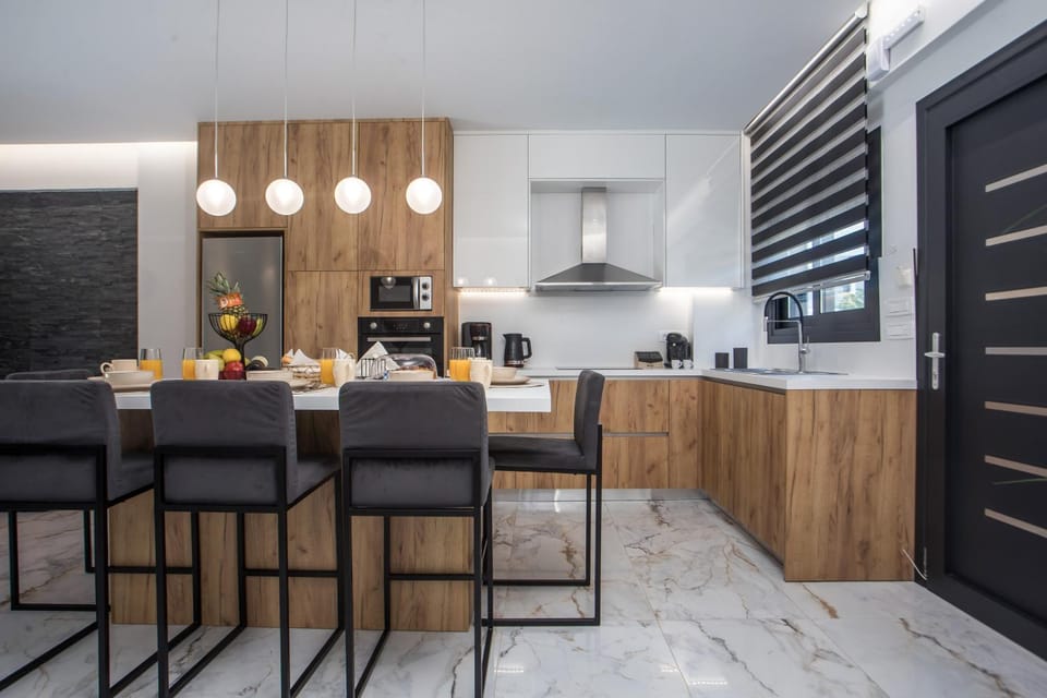 Coffee/tea facilities, Kitchen or kitchenette, Dining area, oven