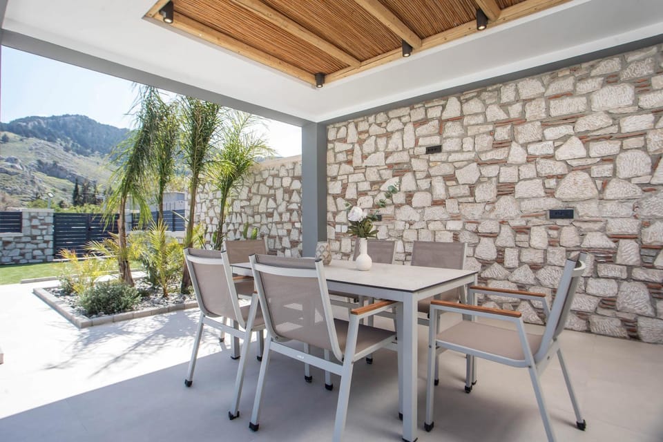 Patio, Day, Dining area, Mountain view