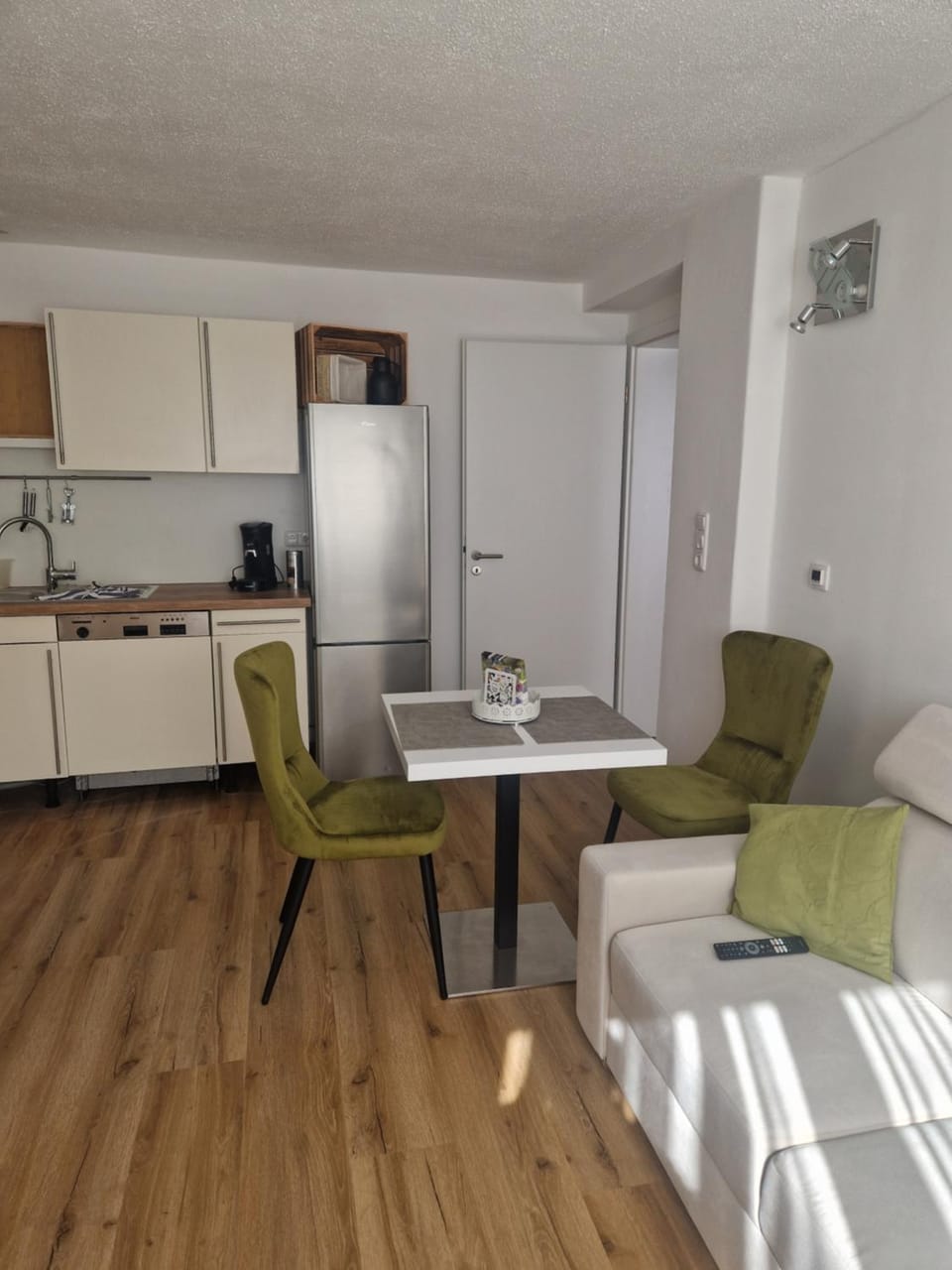 Kitchen or kitchenette, Living room, Seating area, Dining area