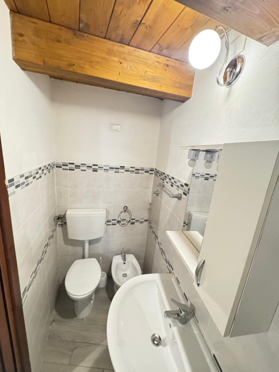 Bathroom, Breakfast