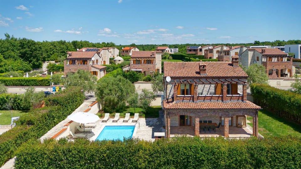 Property building, Bird's eye view, Garden, Swimming pool