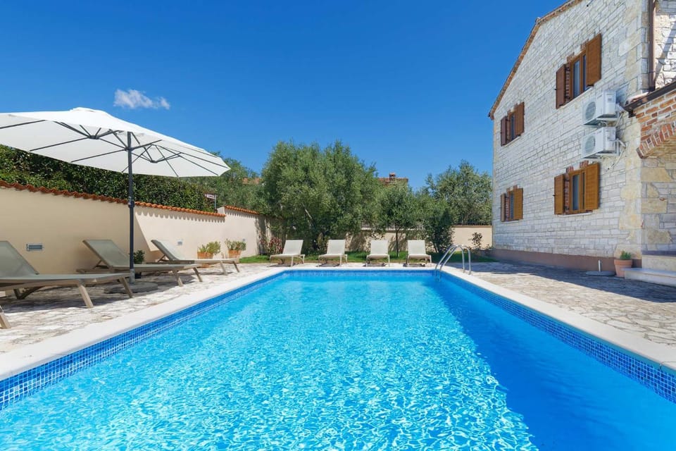 Pool view, Swimming pool, sunbed