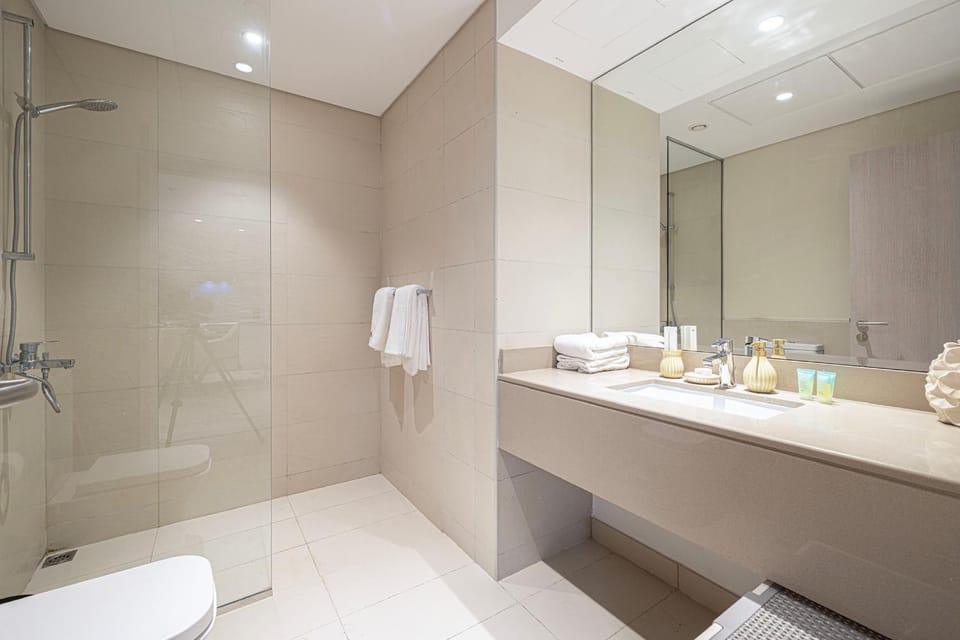 Shower, Toilet, Bathroom, towels