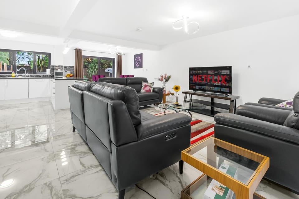 Communal lounge/ TV room, TV and multimedia, Kitchen or kitchenette, Living room, Seating area, Evening entertainment