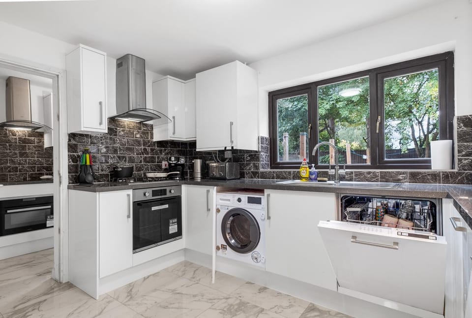 Coffee/tea facilities, Kitchen or kitchenette, dishwasher, minibar, oven, stove, toaster, washing machine, dryer