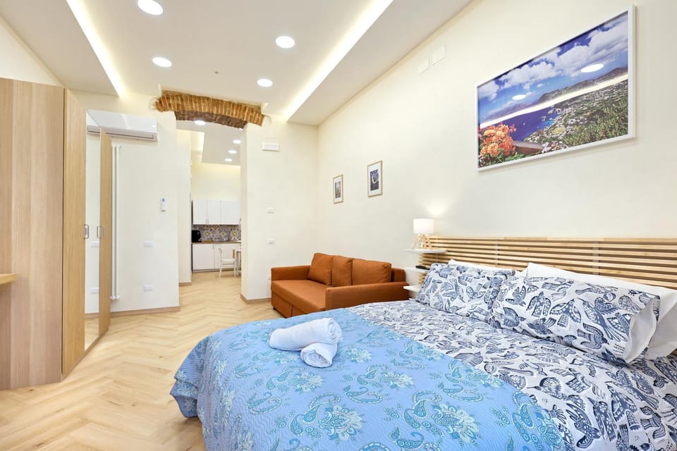 Bed, TV and multimedia, Kitchen or kitchenette, Living room, Photo of the whole room, Seating area, Bedroom, wardrobe